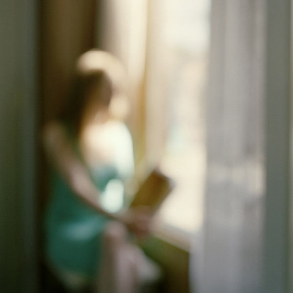 Virginia Mak Artwork | Colourful, blurred, soft-focus photographs of figures in nature and interiors.