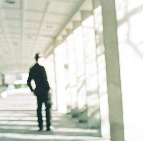 Virginia Mak Artwork | Colourful, blurred, soft-focus photographs of figures in nature and interiors.