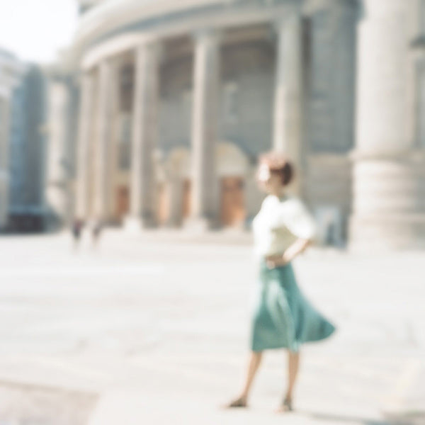 Virginia Mak Artwork | Colourful, blurred, soft-focus photographs of figures in nature and interiors.
