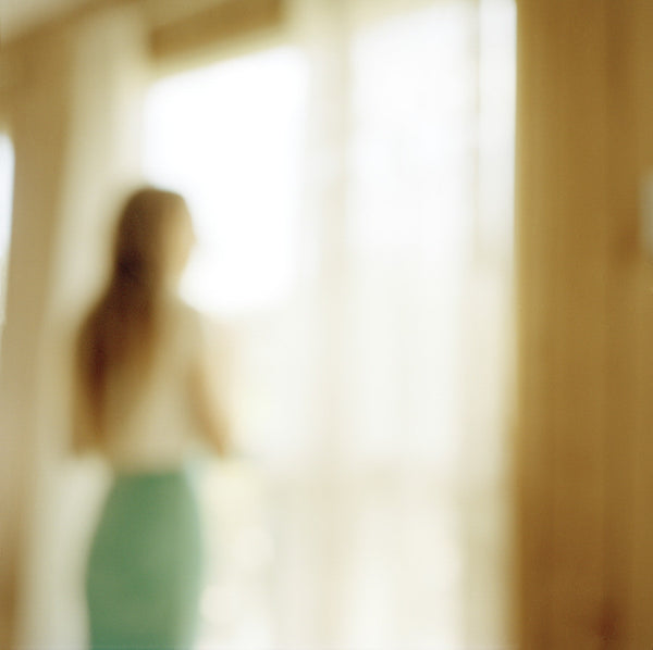 Virginia Mak Artwork | Colourful, blurred, soft-focus photographs of figures in nature and interiors.