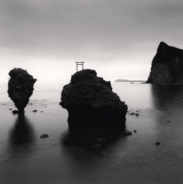 Michael Kenna Artwork | Calm, minimalist black and white photographs of trees, water, architecture, and landscapes.