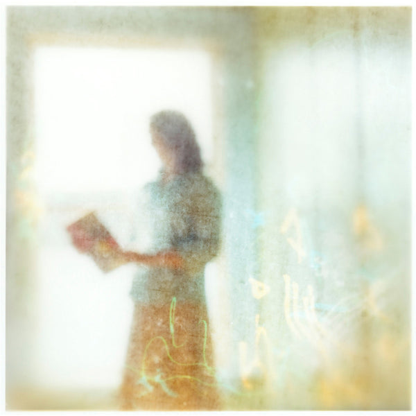 Virginia Mak Artwork | Colourful, blurred, soft-focus photographs of figures in nature and interiors.